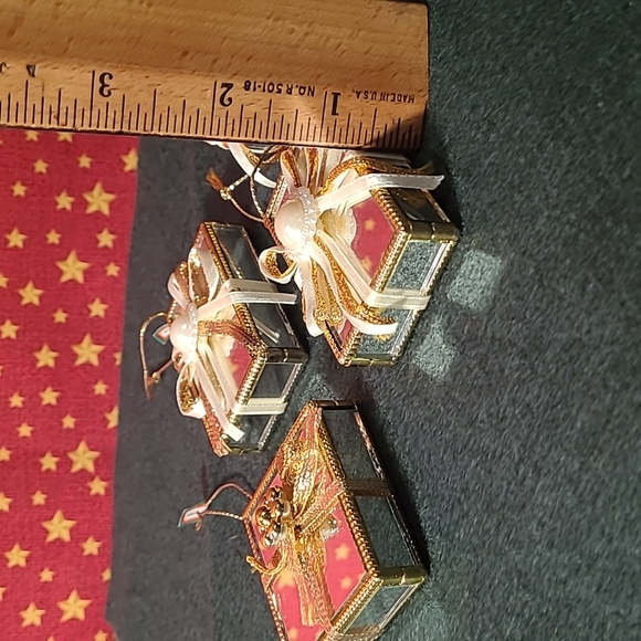 4 Vintage Christmas Ornaments Small Mirror Presents - Picture 4 of 6